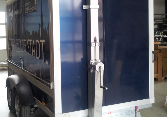 MSL Teleskopmaste Seilzugmast mit Handkurbel auf Kofferanhänger